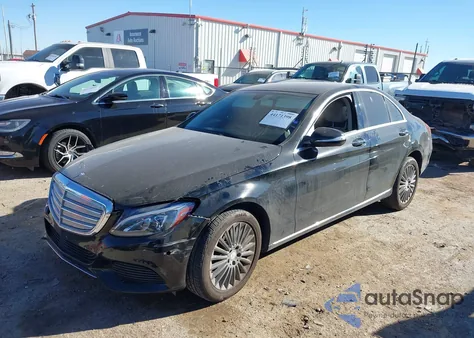 2015 Mercedes-Benz C 300 Luxury z USA, uszkodzony, nr VIN 55SWF4JB5FU061126